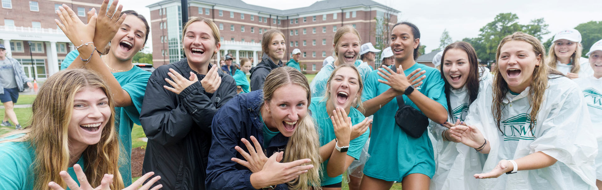 group of girls 2022 freshman move in