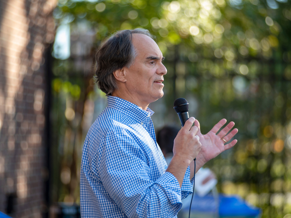 UNCW Parents Council member Steve Byrd gives a speech at the parents social