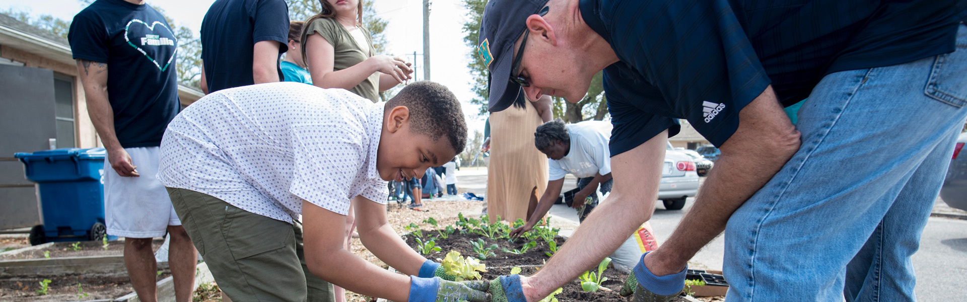 student seahawks volunteer their time to help community needs