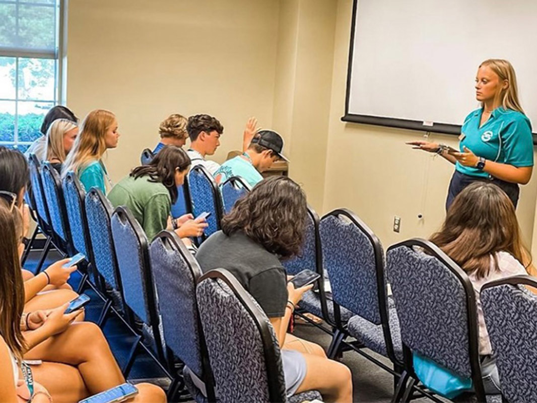 Shelby Kennedy talks with incoming first-year students at Orientation