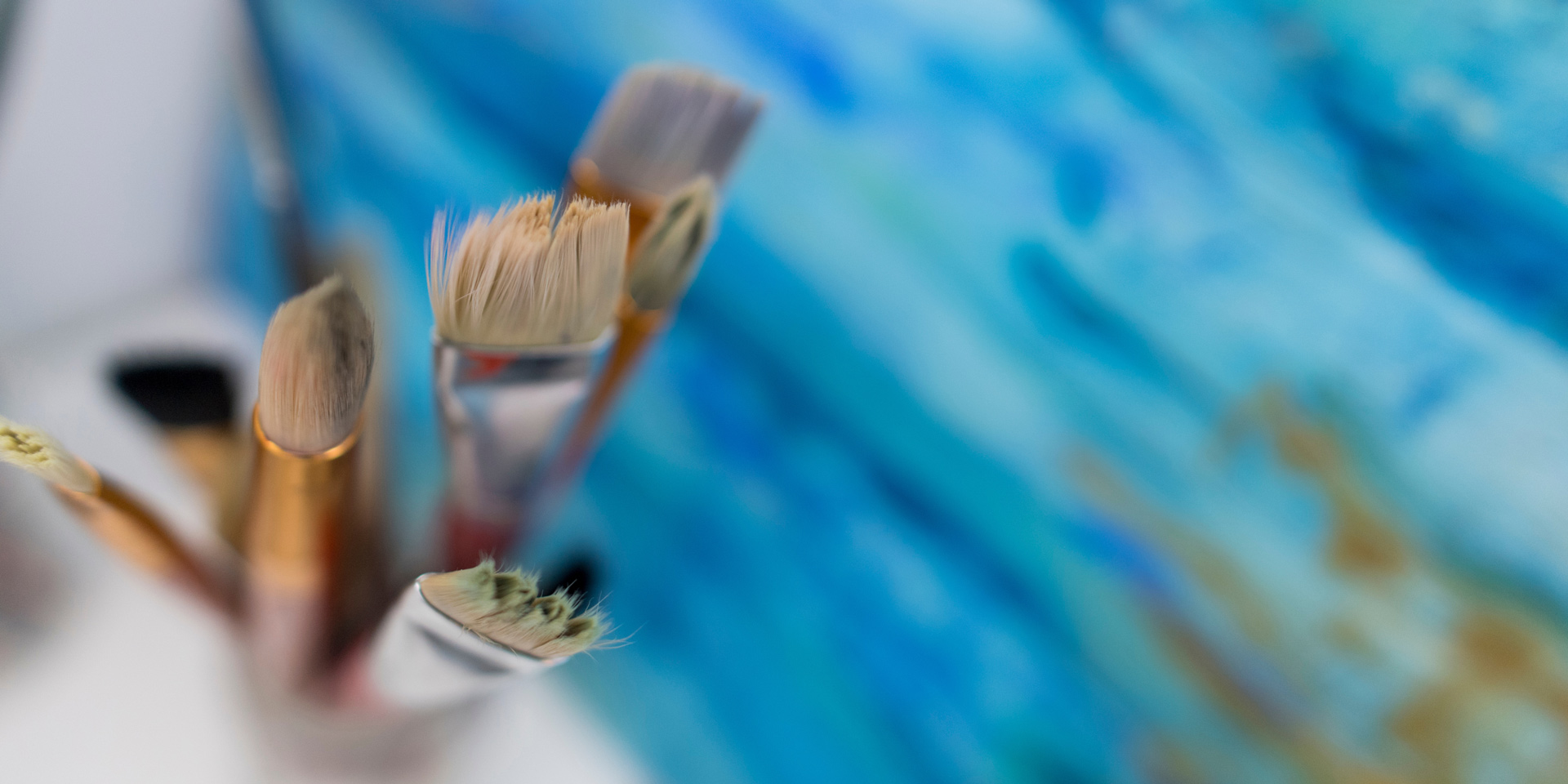 A closeup of a bunch of paint brushes