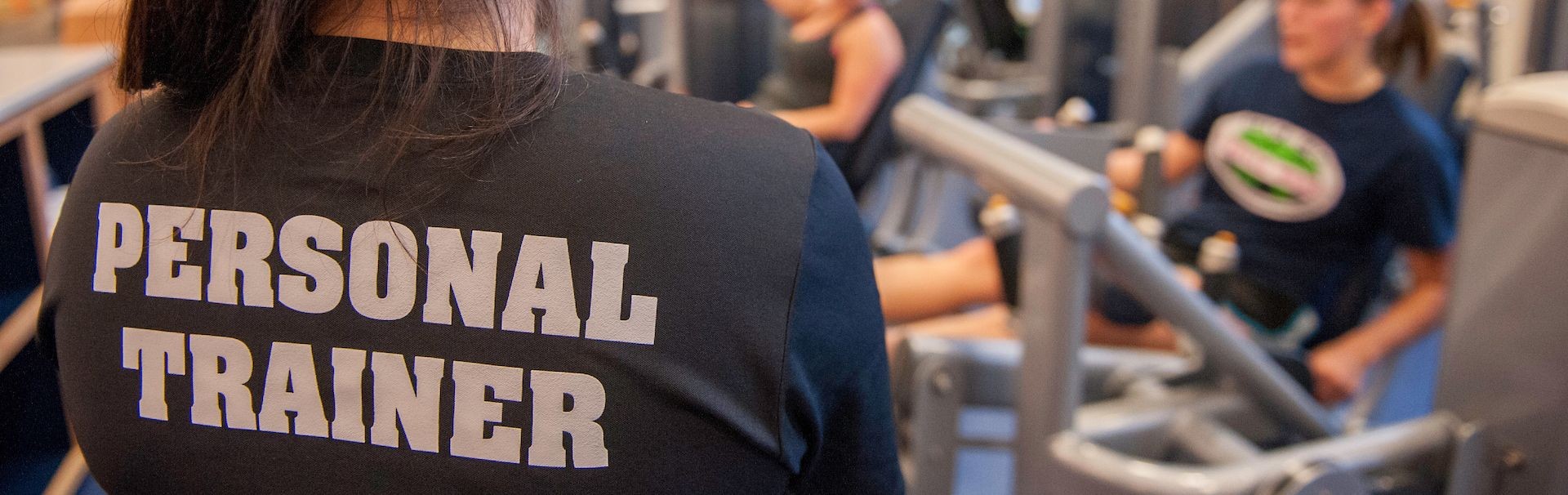 Image of a personal trainer supervising a patron