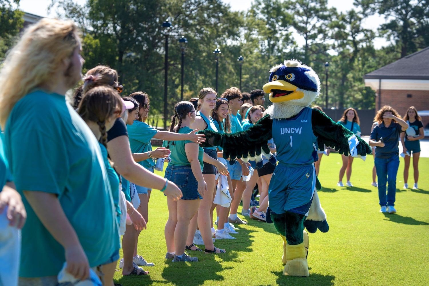 Sammy Seahawk greeting Freshmen students