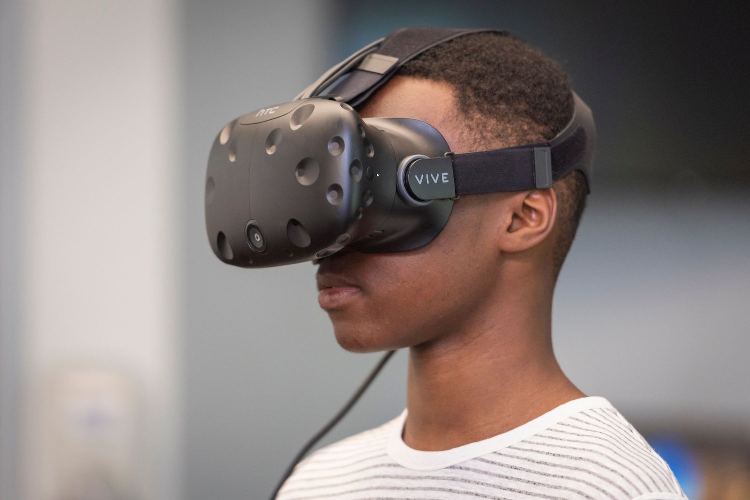 Student at steam team summer camp trying out a VR headset