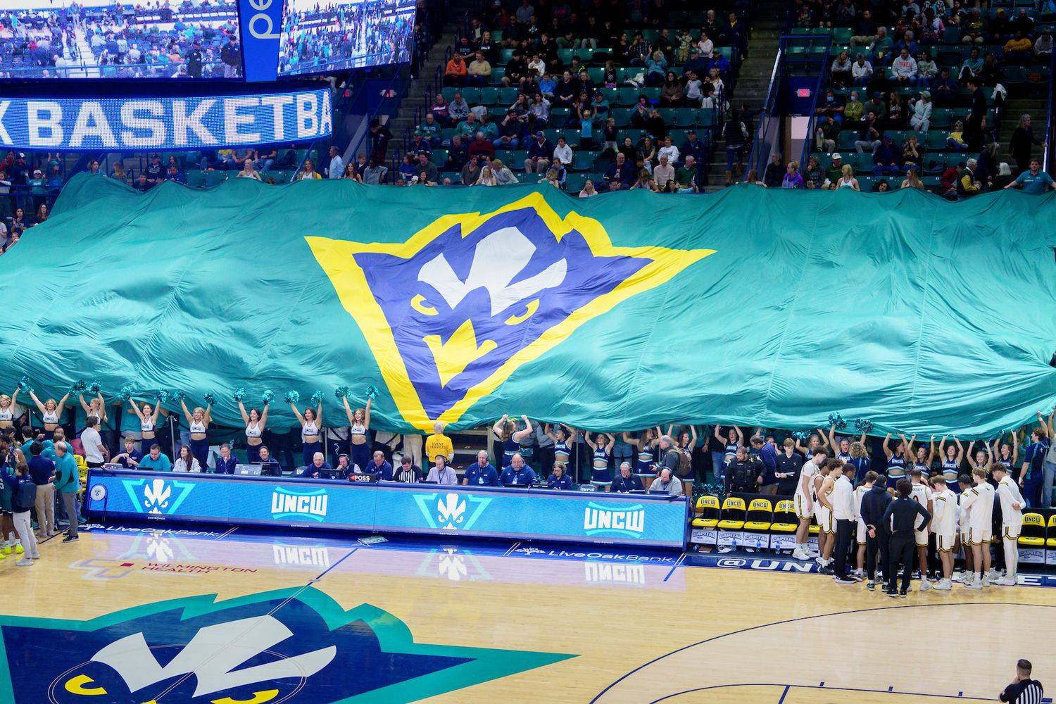Uncw hosts william &amp; mary at trask coliseum