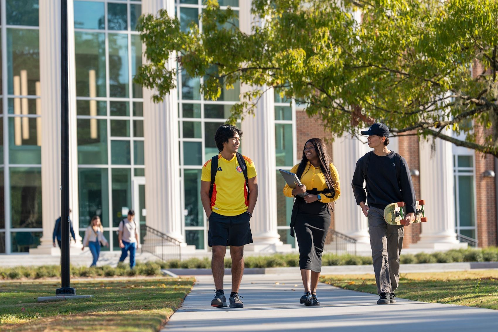 Students walking in front of Discovery Hall