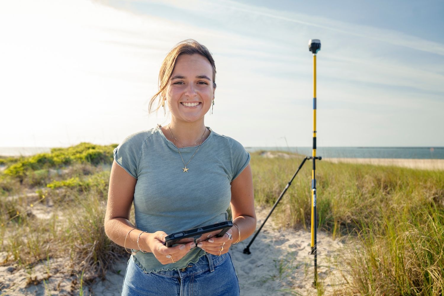 Arden Ganse '26 sets up a GPS unit on Wrightsville Beach.